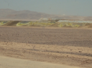 Sobre la carretera para Antofagasta, minas de cobre, acido que hechan al cobre y que contamina el medio ambiante. Sur la route pour Antofagasta, mines de cuivre, rejet d'acide qu'ils utilisent pour traiter le cuivre et qui pollue l'environnement