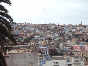 Valparaíso, la ville portuaire aux collines remplies de maisons de couleurs. Valparaíso, la cuidad porteña con los Cerros llenos de casas de colores